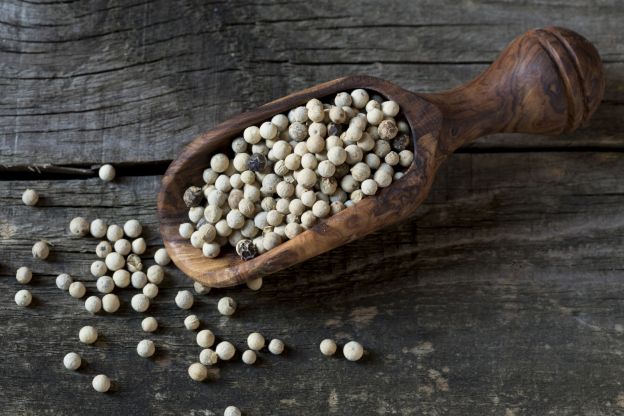 Ten pimienta blanca a la mano