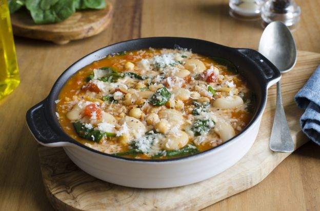 Sopa de vegetales de la huerta, pasta y parmesano