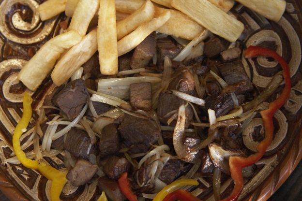 Carne encebollada con yuca frita