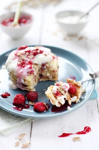 Pancakes de muesli con miel y frambuesas