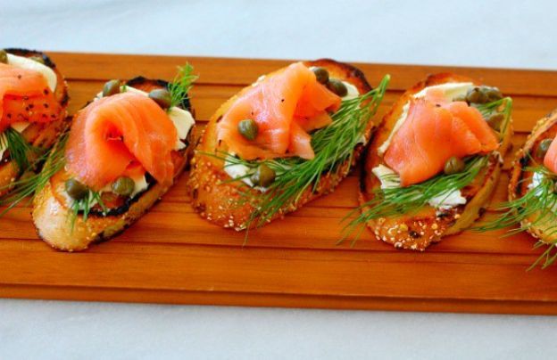 canapés de salmón y alcaparras