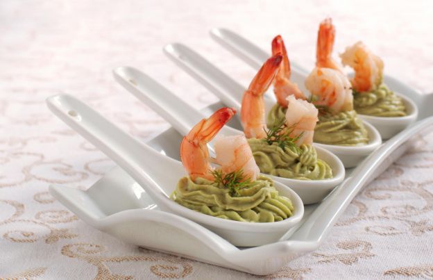 Cucharitas de gambas y guacamole