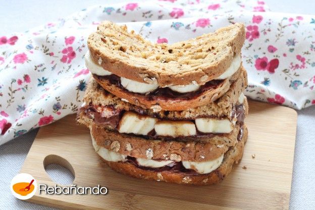 Deliciosos sándwiches de nutella y plátano