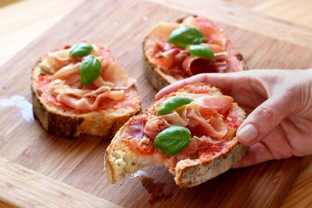 Para los fans del tapeo: Tostas de jamón serrano