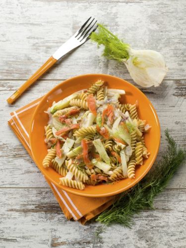 Fusilli con salmón ahumado, hinojo y eneldo