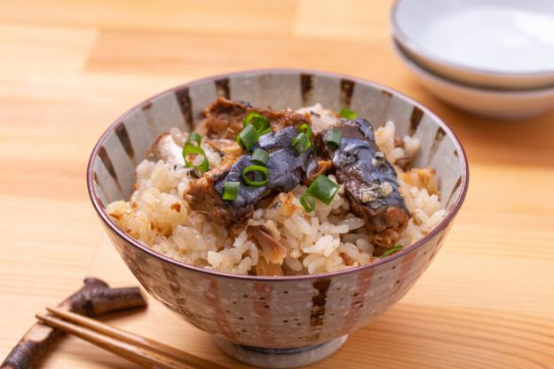 Arroz japonés con caballa en conserva