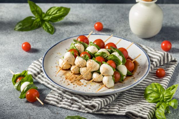 Brochetas de caprese