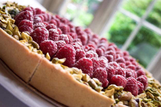 Tartaleta de frambuesas con pistachos