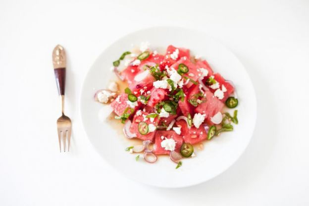 Ensalada de sandía, jalapeños y queso feta