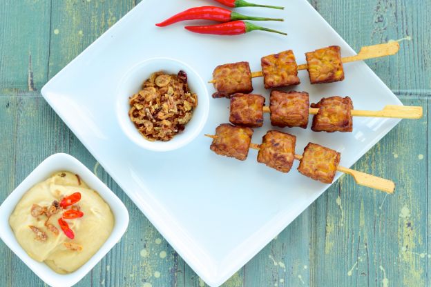 Brochetas de tempeh con salsa de cacahuete