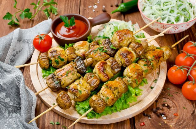 Brochetas de pollo y champiñones