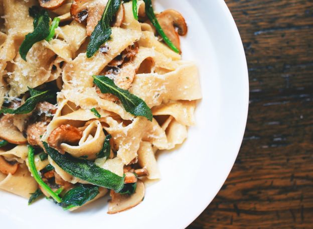 Pasta con níscalos y espinacas