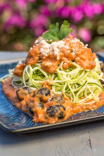 Espaguetis de calabacín con salsa de tomate