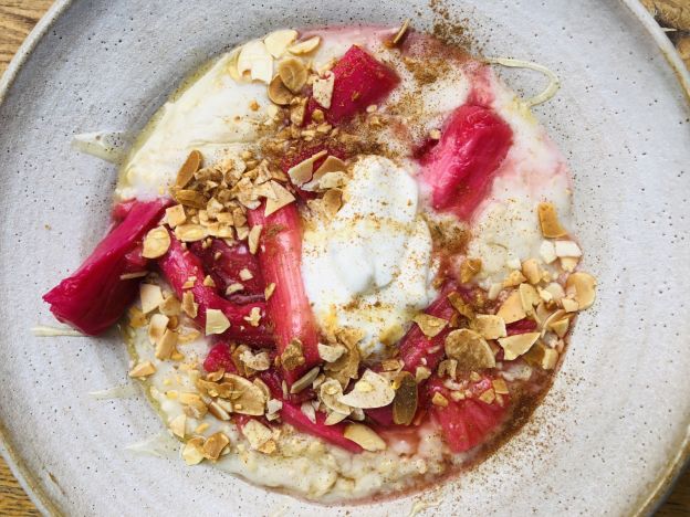 Gachas de ruibarbo, yogur y almendras