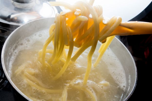 2. Poner a cocinar la pasta en agua fría