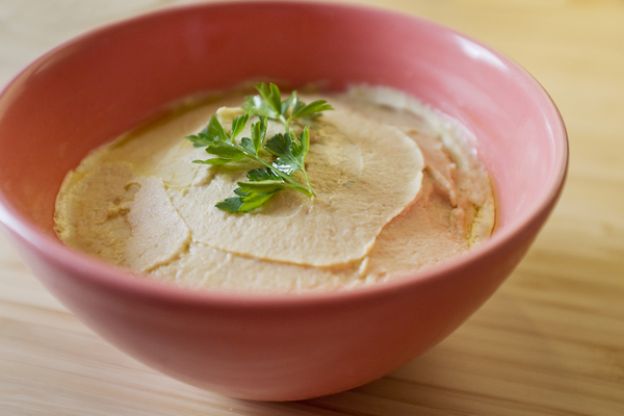 Tostada de hummus con verduras