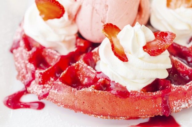 Helado de fresa, nata montada y trocitos de fresa