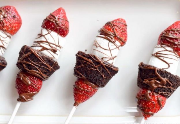 Brochetas de brownie, fresas y malvaviscos