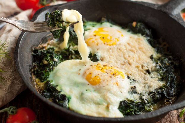 Huevos al horno con espinacas y parmesano