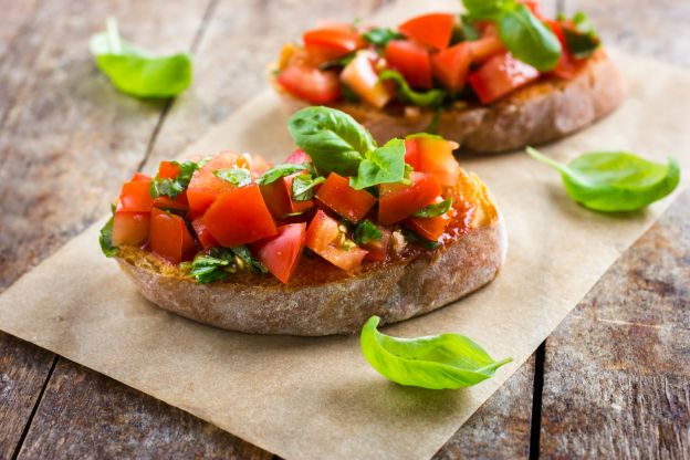 Tostadas de queso con tomate y aceitunas