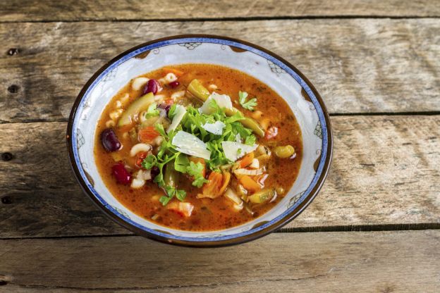 Minestrone, sopa italiana de vegetales con pasta