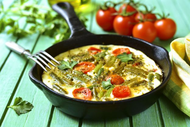 Tortilla con espárragos y tomate cherry