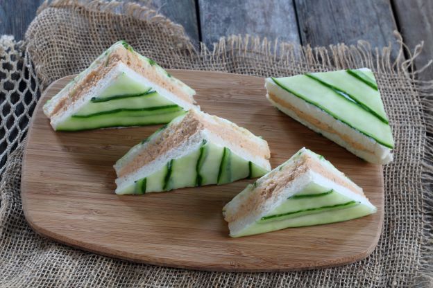 Sándwiches de pepino y salmón