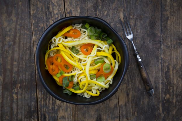 Espaguetis de calabacín amarillo, fideos soba y pimientos