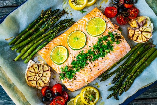 Salmón al horno con ajo, limón y mostaza de Dijon