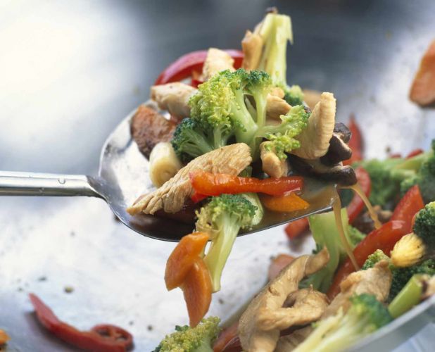 Cocina las verduras en un wok