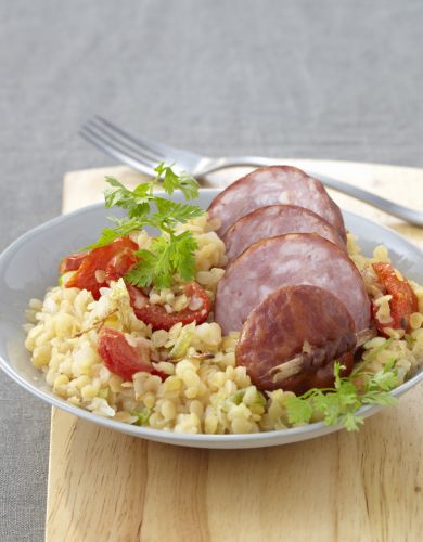 Lentejas con tomate y carnes frías