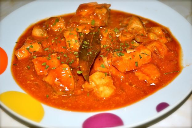 patatas guisadas con atún y tomate