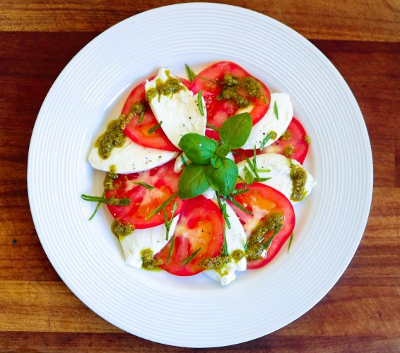 Ensalada de mozzarella, tomate y albahaca