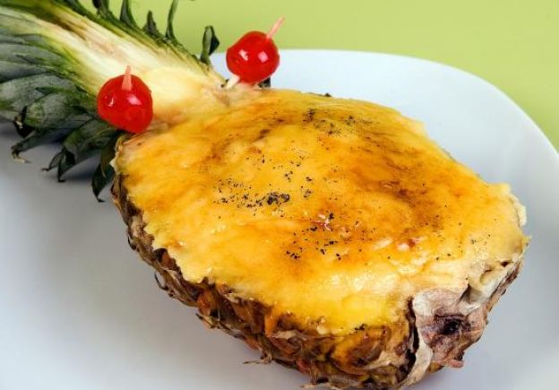 Piña rellena con crema quemada