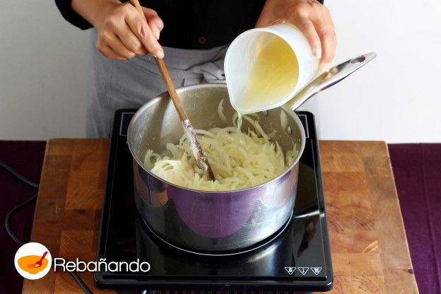 5. Añadimos el caldo