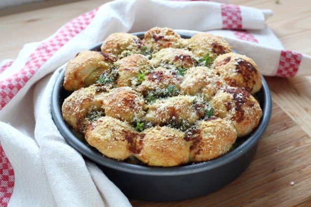 Monkey bread con pesto y parmesano