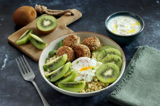 Bowl de falafel con kiwi