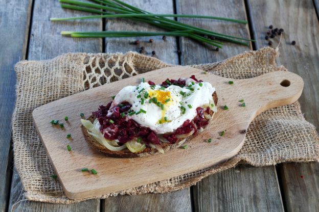 Bruschetta con huevo en salsa de chalota y v ino tinto