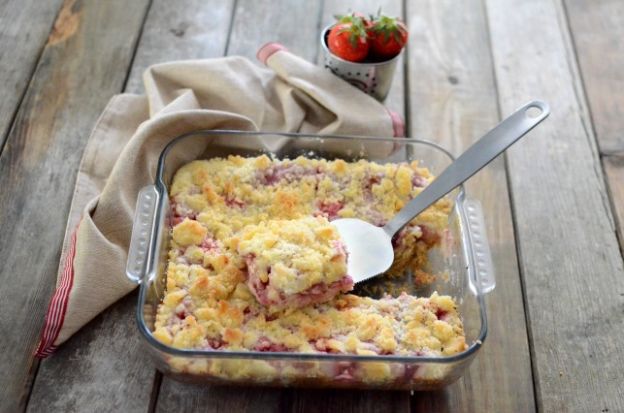 Tarta de queso, fresas y crumble