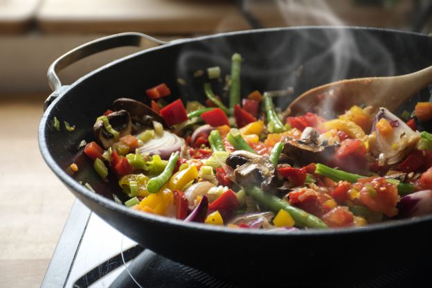 Revuelto de verduras y picatostes