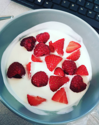 yogur con frutos rojos