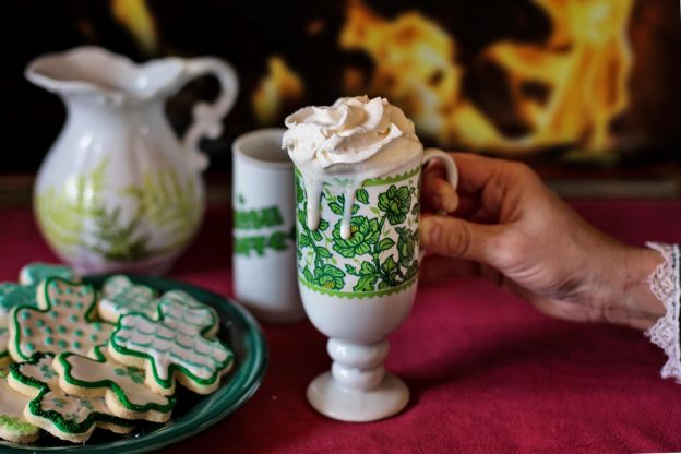 Café irlandés y galletas