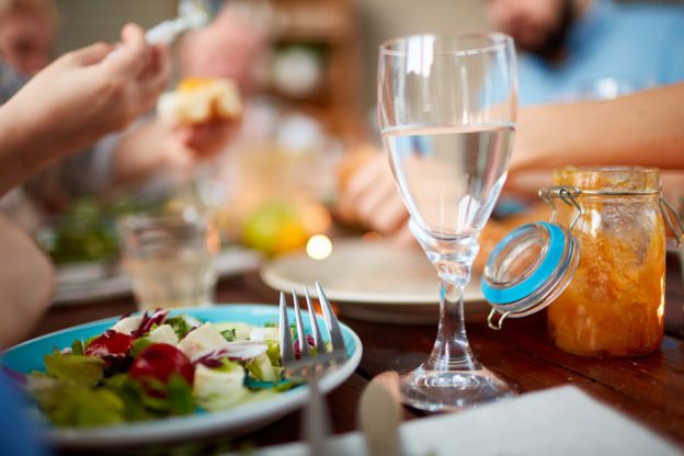 ¿Es bueno beber durante la comida?