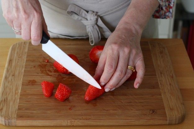 Corta las fresas para el coulis