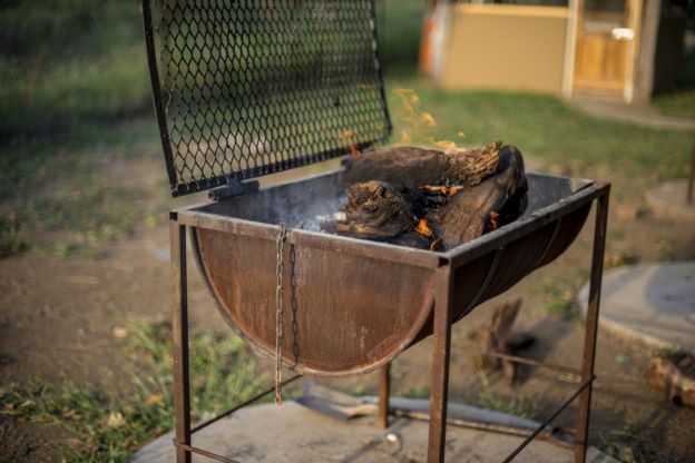 Colocar un cartón encima de la parrilla