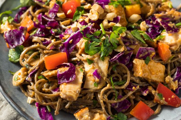 Fideos con salsa de cacahuete y verduras salteadas