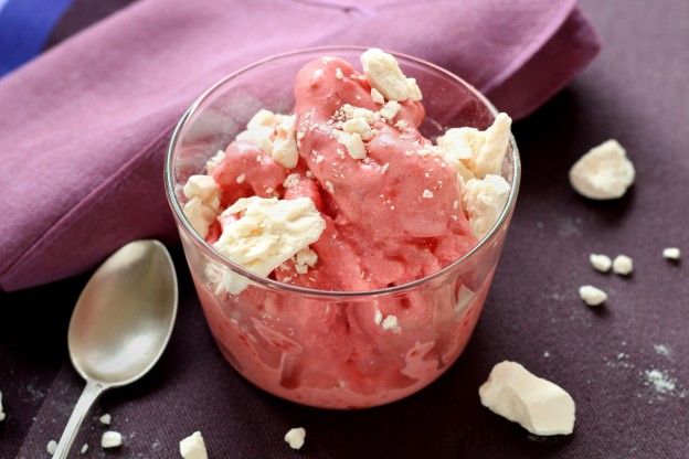 Bombones congelados de yogurt con mora azul