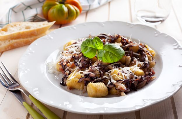 Gnocchi con achicoria, jamón y parmesano