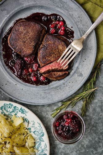 Carne de venado con salsa de vino de Oporto y frutos rojos