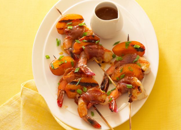 Brochetas de camarones y melocotón